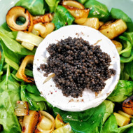 Салат с запеченным камамбером и черной икрой