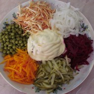 Салат с жареным картофелем, свеклой и мясом