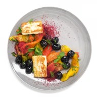 Салат с жареным халуми, сладким перцем и маслинами