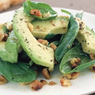 Салат со шпинатом, грецким орехом и авокадо