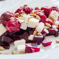 Салат со свеклой, вишней, сыром и орехами