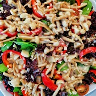 Салат в нежном соусе из грибов шимеджи