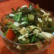 Салат восточной кухни с фучжу, морской капустой и соленым огурцом