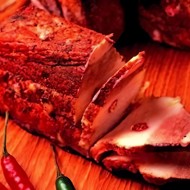 Сало соленое в луковой шелухе