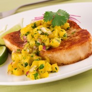 Сальса из манго и красного лука