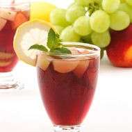 Сангрия из красных яблок и цитрусов