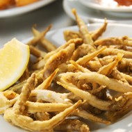 Сардины, жаренные в яйце