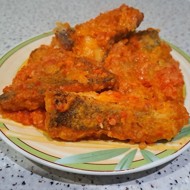 Щука на сковороде с острым и сладким перцем