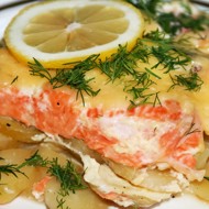 Семга, запеченная с картофелем, под сметанным соусом