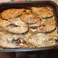 Семга запеченная в сливках и сыре с соусом