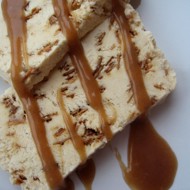 Семифреддо с карамелизованным миндалем и коричным соусом