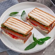 Сэндвич гриль с котлетой и соусом ранч