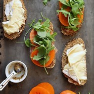 Сэндвич с хурмой, прошутто и сыром бри