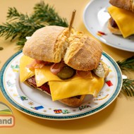 Сэндвич с пастрами, сыром и маринованным луком