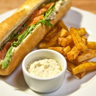 Сэндвич с семгой и рукколой