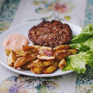 Сербская плескавица с соусом