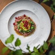 Севиче из бедра быка с сезонными томатами и красной смородиной