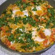 Шакшука на сковороде с кабачками