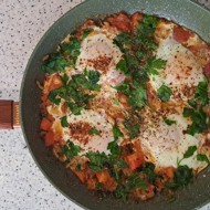 Шакшука на сковороде со свежими помидорами