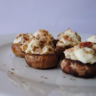 Шампиньоны фаршированные беконом под сырной корочкой