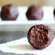 Шарики из фиников с какао-бобами