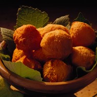 Шарики из крабового мяса, риса и яйца с сыром