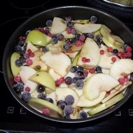 Шарлотка из яблок со смородиной