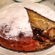 Шарлотка с яблоками в меде