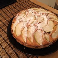 Шарлотка с кислыми яблоками и корицей