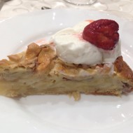 Шарлотка с мороженым и клубникой