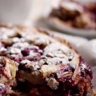 Шарлотка с ржаной мукой, яблоками и сливой