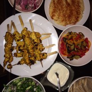 Шашлычки из индейки с йогуртовой заправкой и салатом из огурцов