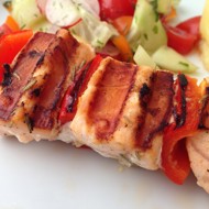 Шашлык из лосося с черри в розмариновом маринаде