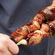 Шашлыки из баранины, баклажанов и перцев с йогуртовым соусом