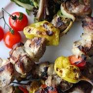 Шашлыки из гусиных грудок, бекона, лука и зеленого перца