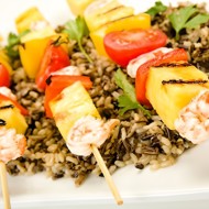 Шашлыки из креветок и ананасов на гриле в соусе терияки с кунжутом