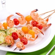 Шашлыки из креветок и черри со сметанным соусом с хреном и розмарином