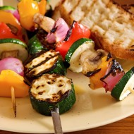 Шашлыки из сыра халлоуми, кабачков, грибов и перцев