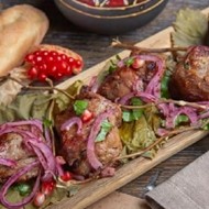 Шашлык из ягненка с виноградными листьями