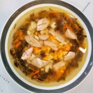 Щи из плеча индейки с щавелем и крапивой