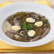 Щи щавелевые с говядиной и перепелиными яйцами