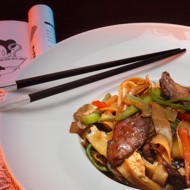 Широкая лапша с бараниной и лотосом