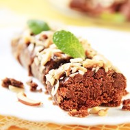 Шоколадная колбаска с печеньем и ликером