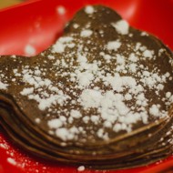 Шоколадные блины с медом