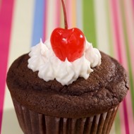 Шоколадные капкейки из рутбира с ванильными шариками и взбитыми сливками