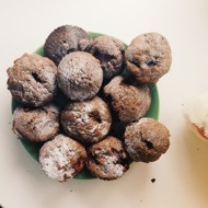 Шоколадные маффины с клубникой