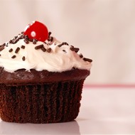 Шоколадные мини-кексы с вишнями