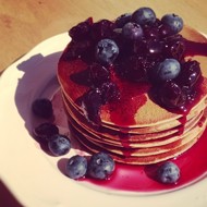 Шоколадные панкейки с голубикой