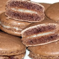 Шоколадные пирожные макароны