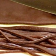 Шоколадные спагетти со сливочно-медовым соусом